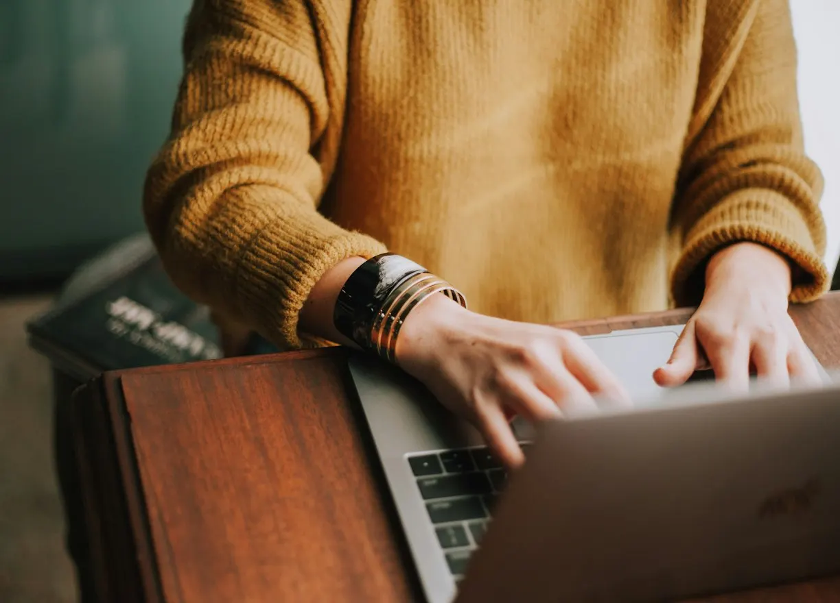 Une personne travaillant sur un ordinateur portable